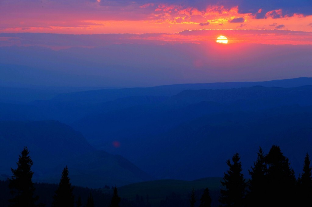观赏日落美景:夕阳薰细草,斜阳在草原上洒下一片余晖,红霞在空中起舞,归家的鸟儿在鸣叫,一切变得祥和、微妙~