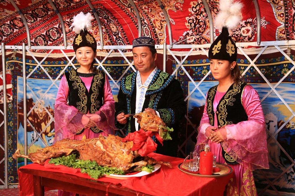 品尝特色美食:新疆美食,烤馕、烤羊排、大盘鸡纯马奶、骆驼奶、油塔子、熏马肠……各类美食应有尽有,无一不令人垂涎欲滴~<br />
<br />