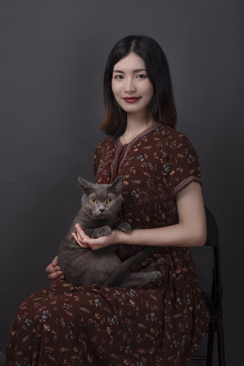 抱蓝猫的女人