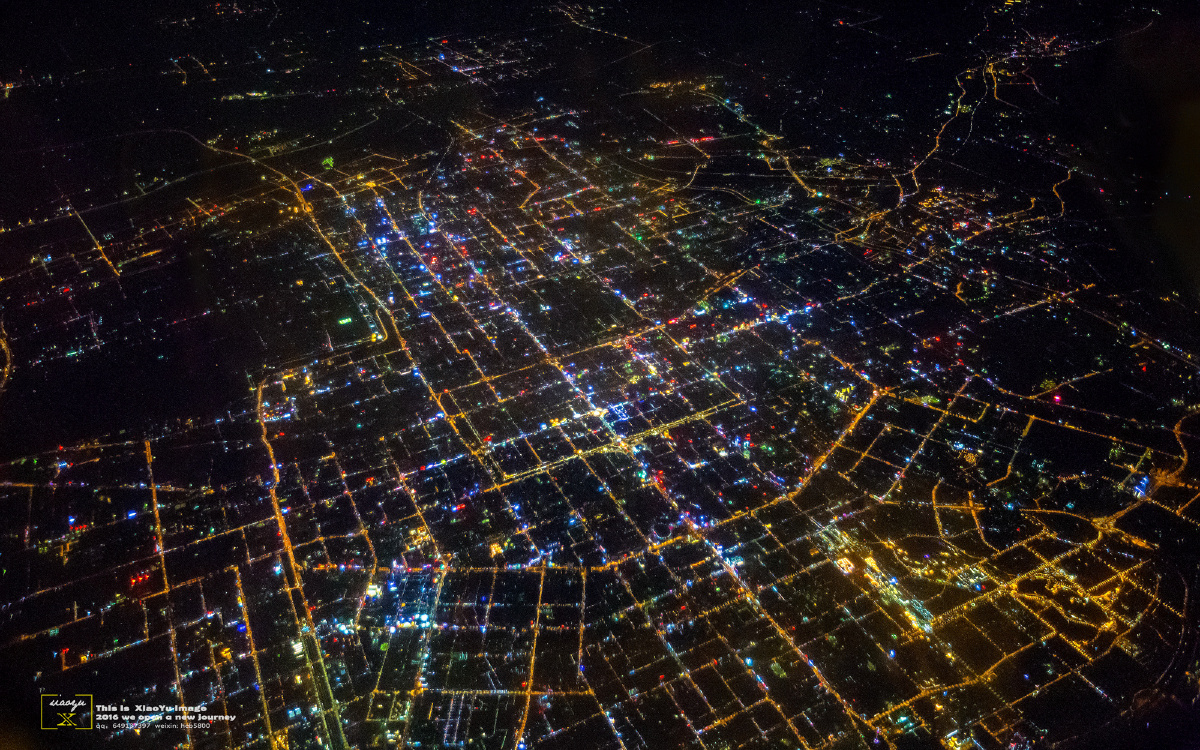 乘坐的夜晚航班经过一个城市上空,看到光火辉煌,先拍下来再说,回来