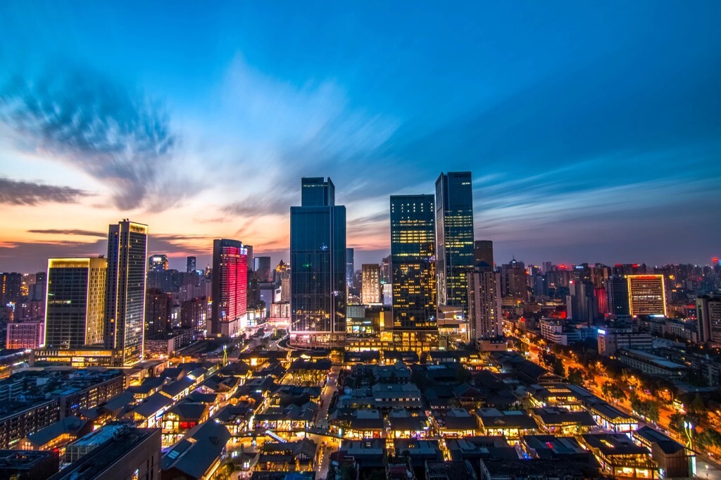 拍摄于锦海花园,这应该是今年最满意的城市夜景,站在楼顶与IFS遥相呼应,迎着晚霞的光芒,楼下的太古里也是一片繁华的景象。<br />