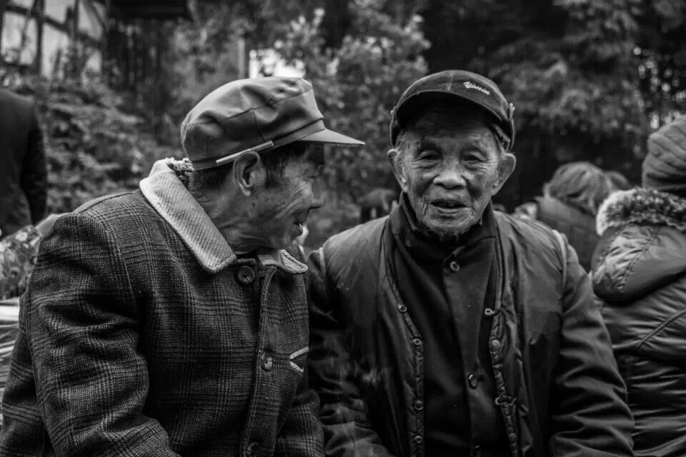 拍摄于2015年元旦亲戚的一个宴席上,老人已经80多岁了,耳朵有点不灵光,两位老人几乎用耳语进行交流。