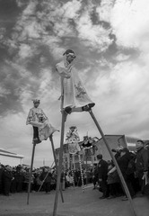 踩高跷入云端