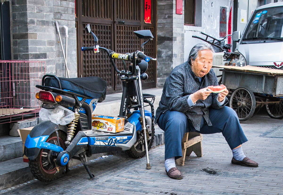 北京胡同里,吃瓜的大妈. 发布于  16年9月28日