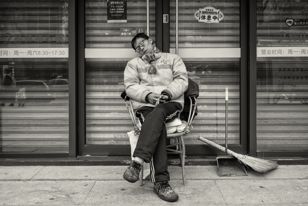 休息中的环卫工人