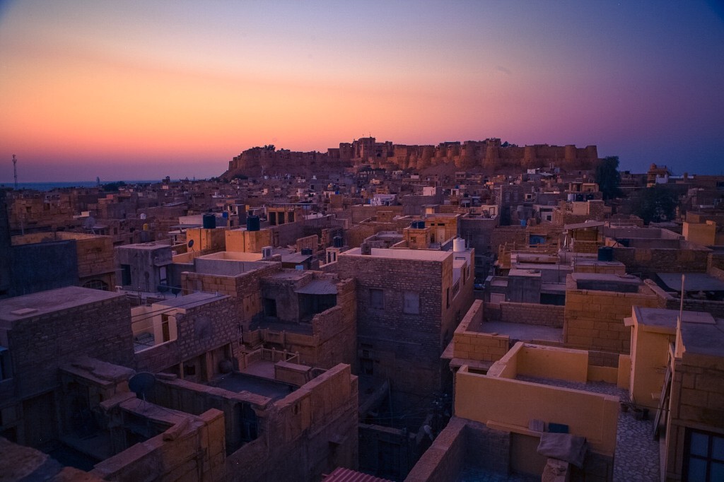金城——杰伊瑟尔梅尔Jaisalmer是印度别具特色的一座小城，处印度西北部拉贾斯坦邦，属于干燥的沙漠地区，清晨太阳从厚厚的沙尘中漫射处彩光，用十级减光功能的超薄ND镜在高处记录了此刻动人之境。