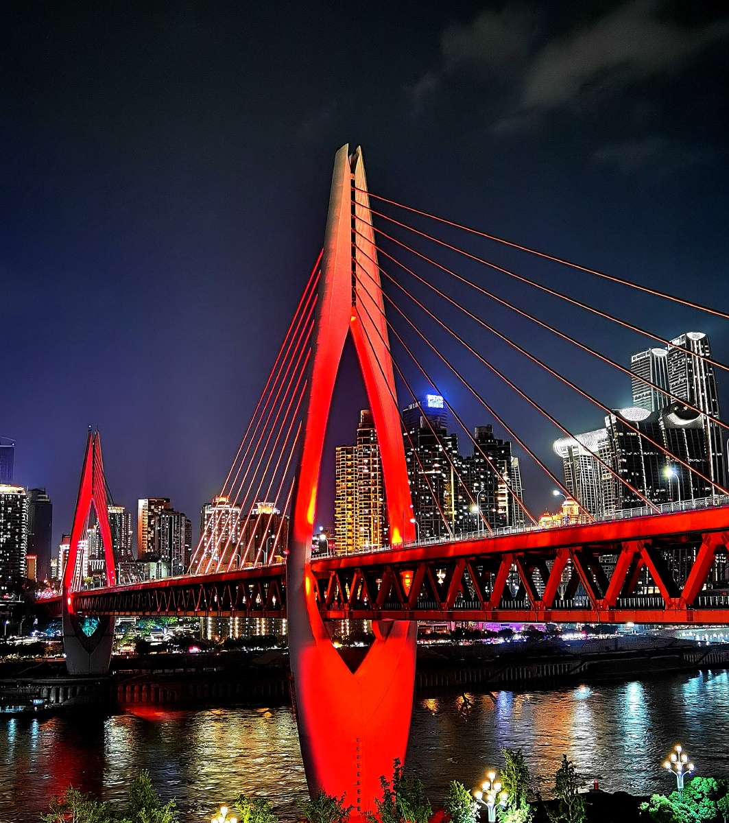 东水门长江大桥 是重庆市境内连接渝中区与南岸区的过江通道,位于长江