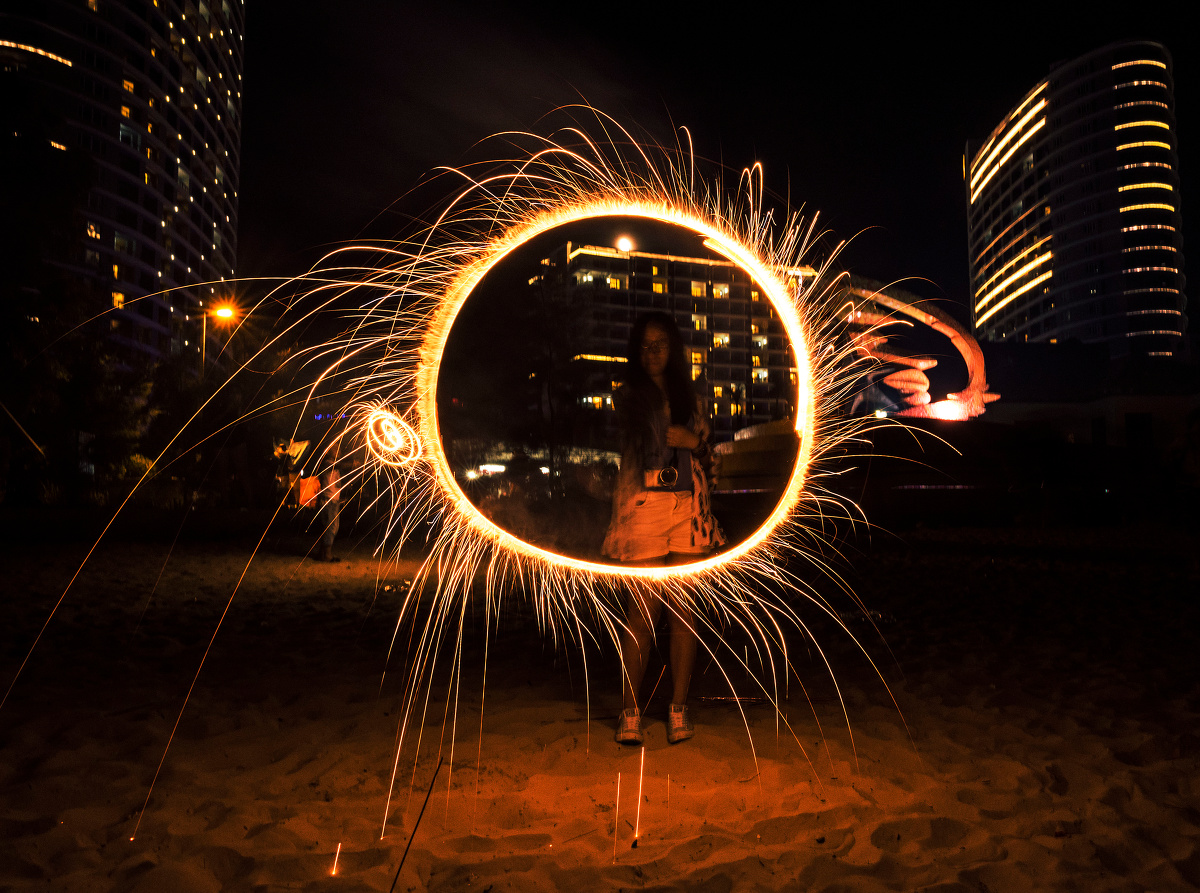 7月在惠东巽寮湾海边玩的时候,看到很多人在放烟火,随即上前请求这个