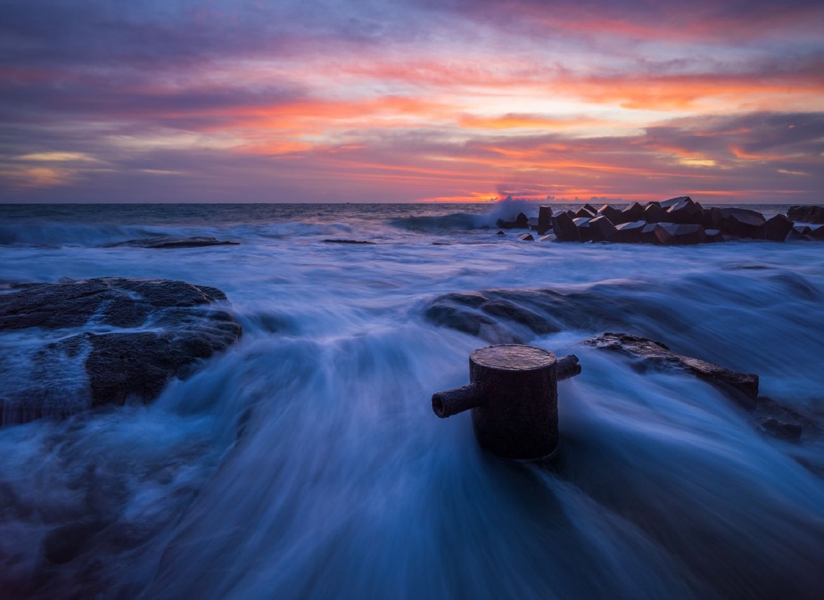 涠洲暮崖广西北海涠洲岛暮崖火山岩石滩涂浪高水急一个铁栓孤守滩头也