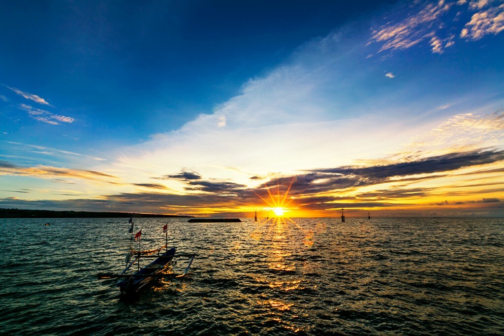 <br />
世界上十大著名的落日美景之一金巴兰海滩(Jimbaran Beach),在这里一边欣赏落日的余辉,一边享用美味的海鲜烧烤。<br />
金巴兰海滩(Jimbaran Beach)是整个巴厘岛令人感到亲切的一片海滩。原来这里还是一个小小的渔村,居住着岛上纯朴的村民。自从漂亮的饭店盖起来之后,一下子吸引了大批喜欢自然的欧洲人过来度假。难能可贵的是,这些商业行为并没有泯灭小渔村的原本风貌,村民们反而用他们特有的热情和朴实使得整个海滩极具亲和力。<br />