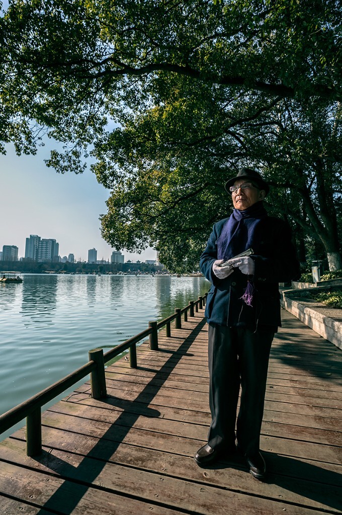 黄青白，美籍华裔口琴大师。游玩玄武湖，听得琴声悠扬，走进演奏者，感觉老人气度、修养不凡，攀谈几句，拍了几张。