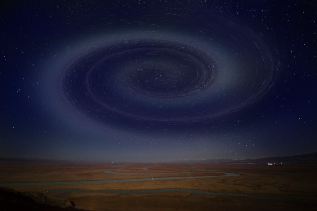 潺潺的巴音布鲁克轻轻的律动，在星河下轻轻的绽放。这琴音绕梁，丝丝入扣，引得躁动的星星们也这和缓下来，时而在水间游荡，时而在空中盘旋，慢慢汇集成梦幻的蓝