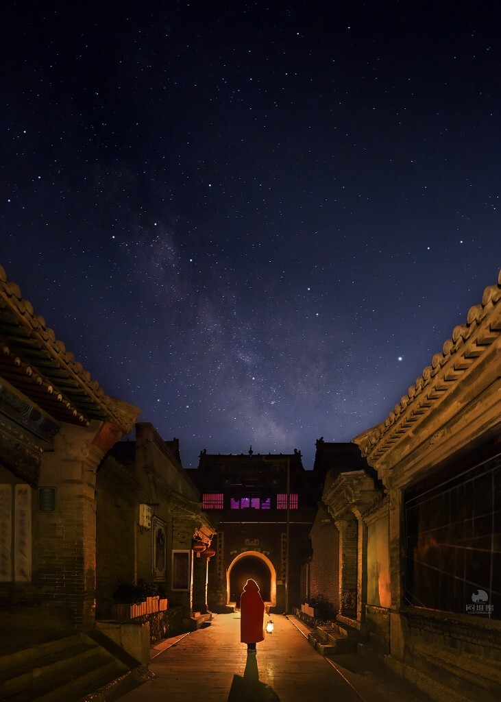 寒夜中的形单影只看似孤独，然而归途的一点橘光，足以给我温暖，成为我前行的力量。