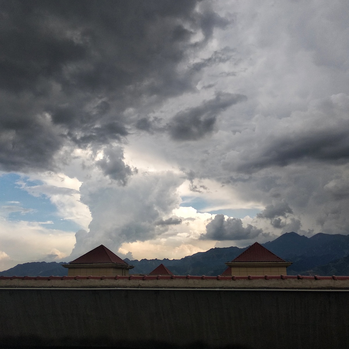 睡美人山上的云宫