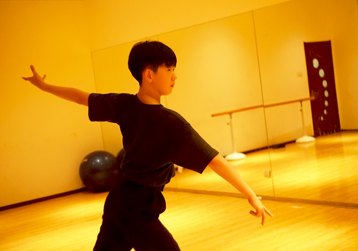 教拉丁舞的男老师帅气3