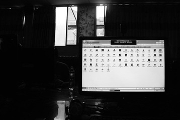 2011756西安东八里村  (9)在这样的网吧里一周7天，包夜5元，总是九成满，蚁族们结伴来打上网打游戏看电影.JPG