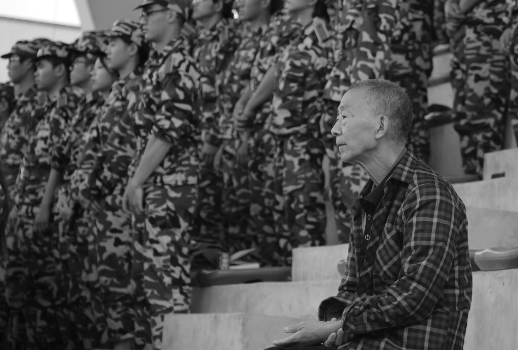 学校军训汇演时 我猜他可能是个老兵  全程都在鼓掌 当时看到真的很感动