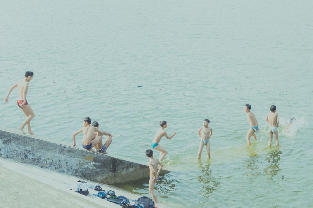 《夏天》<br />
站在水中的光溜溜的小孩<br />
正在沐浴阳光<br />
<br />
如果他钻进水中<br />
我们就会看他撑着一把大雨伞<br />
走到对岸<br />
（文：嘎嘎）
