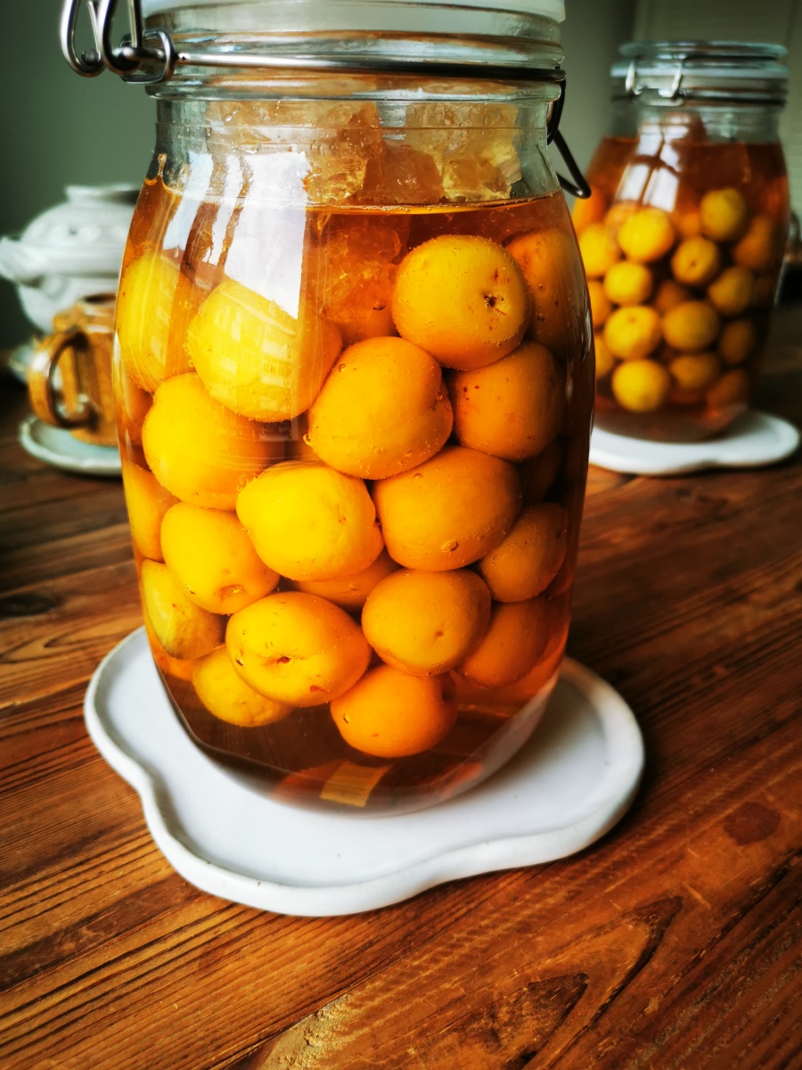 尾巴,买的青梅,收到时已变黄梅~熟透的黄梅闻起来香香的,黄梅酒泡起来