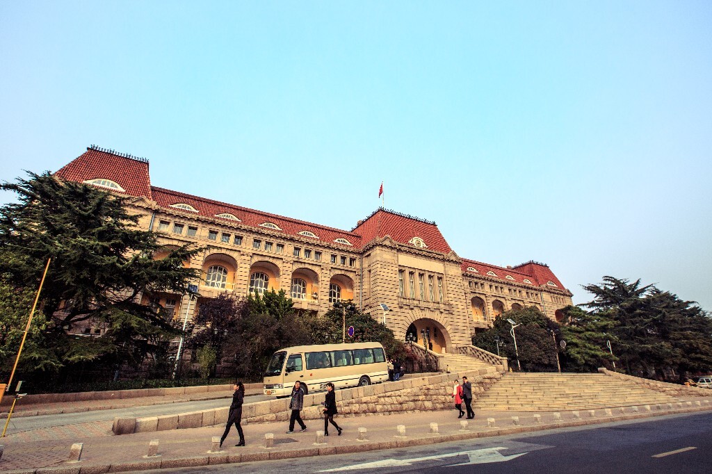 这是青岛市的人大和市委现在的办公地，曾经的德国驻青岛总督府，也是日本占领时期的青岛最高权力机关所在地。这座建筑应该是我在青岛期间见到最大的一座德式建筑了。可惜，没有机会走进它。