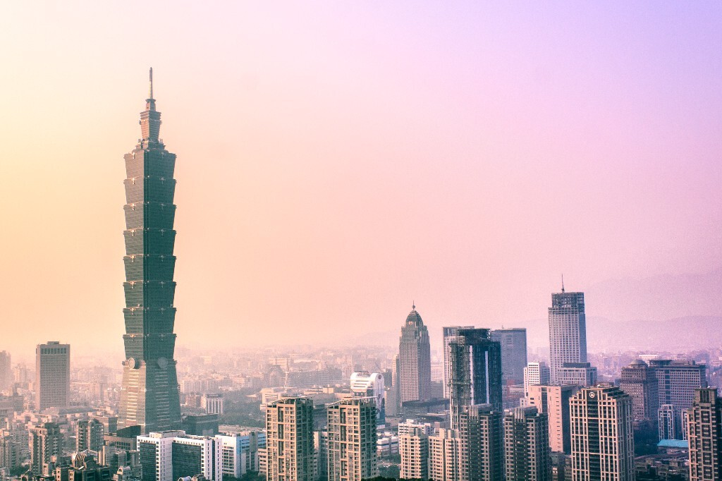 2014的开始,我依旧在台湾。这美丽的地方,四面环海,气候非常舒适,并不冷。101的跨年烟火非常漂亮,我还记得,2013的最后一天,下午上的电路电子。拿着脚架和相机,充好电直接就下课冲去乘客运到台北。那天在象山的拍摄地早就被摄影师挤满。而我则从台北车站乘火车去了松山,去饶河夜市吃了饭之后一路走。走到一片空地恰好能见到101。可是,有大桥做前景的101前面还有新建的高压电塔两座,令人身为苦恼。后来我听到旁边的一对夫妇说,他们前一年来的时候也还没有呢。<br />
那是个不错的机位,我来的比较早,八点半左右就到了。等到12点的烟火,非常绚丽。然后拖着疲惫的身体,坐加开的火车回到了市中心和在市政府的同学会合去总统府看升旗。我挤在第一排,前面是国军的观礼方阵,人很多。有趣的是,我同学用拼音打字,旁边一个阿伯看到打字很快,问到是什么打字方法,答拼音。阿伯还点点头说大陆来的同学也来看升旗。<br />
升旗过程中一直大家都在,等马英九讲话的时候,大家都不约而同的离开了。还有就是,主持人请马英九走下台阶的时候,一句“请马总统下台”,令身边的人都发出了笑声。后来这句果然上了新闻。那天我非常累,相机也在拍完升旗之后就没电了,连个留影的机会也没有。然后,一整天我就花在了宿舍里,睡觉,上网。<br />
后来在一月七日,就是下图的日子,周二下午。也是上的电路电子,下课就坐客运到了台北车站,转地铁到象山,拍下了雾霾中的101。后来,去了一趟永康街,本来想吃牛肉面,可是人实在是太多了。也只好改成了到旁边一家担担面馆吃了台南担担面。<br />
虽然在台湾的一个学期里,玩的地方不少,还去了很多台湾人也没去过的金门马祖。但是像是台南这种地方,却是一直也没去过。很希望能够有机会,再去一次。<br />
台湾,我觉得一个人玩实在是太可惜了。最希望的,当然就是和喜欢的人一起了。毕竟在这个民宿用大床,一人价格等同两人的地方,还是情侣来玩比较好啊。<br />