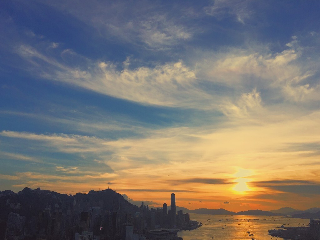 山上看维港的日落