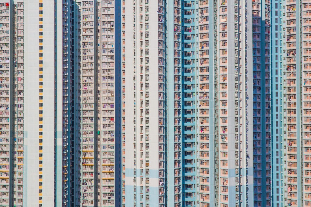 香港地少人多，楼房都尽量往上盖，而香港建筑又是经常拥有着五彩缤纷的外表，因此也成为了不少摄影人的摄影题材。只是在这些颜色背后，是香港人一家三口挤在一个三十平米房子的紧张生活。