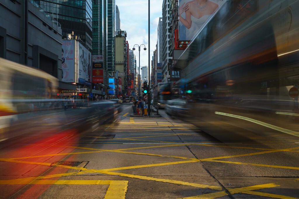拍摄于香港旺角。两台巴士在旁边疾驰而过