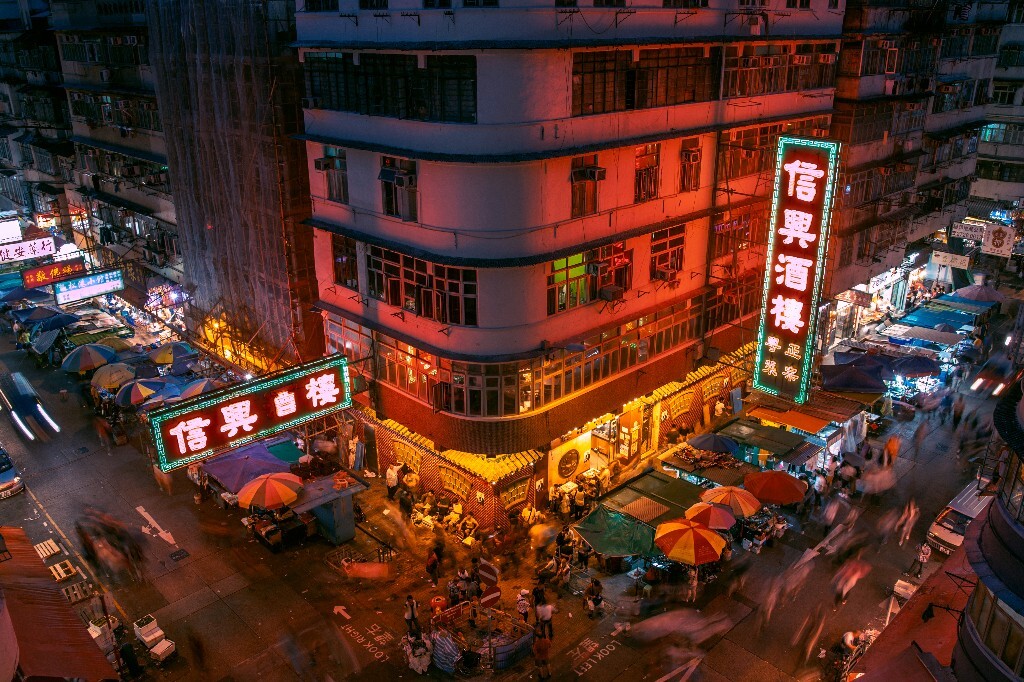 位於深水埗的信興酒樓是香港歷史最為悠久的廣式茶樓之一，常常有不少老人家在這裡度過整日。今年年初信興在其八十歲生日中結業，不僅是平日常常來的顧客的損失，也是不少攝影愛好者的損失。其大招牌一直是深水埗的標誌之一，直至政府出台新規定要求拆除。by Canon 500D