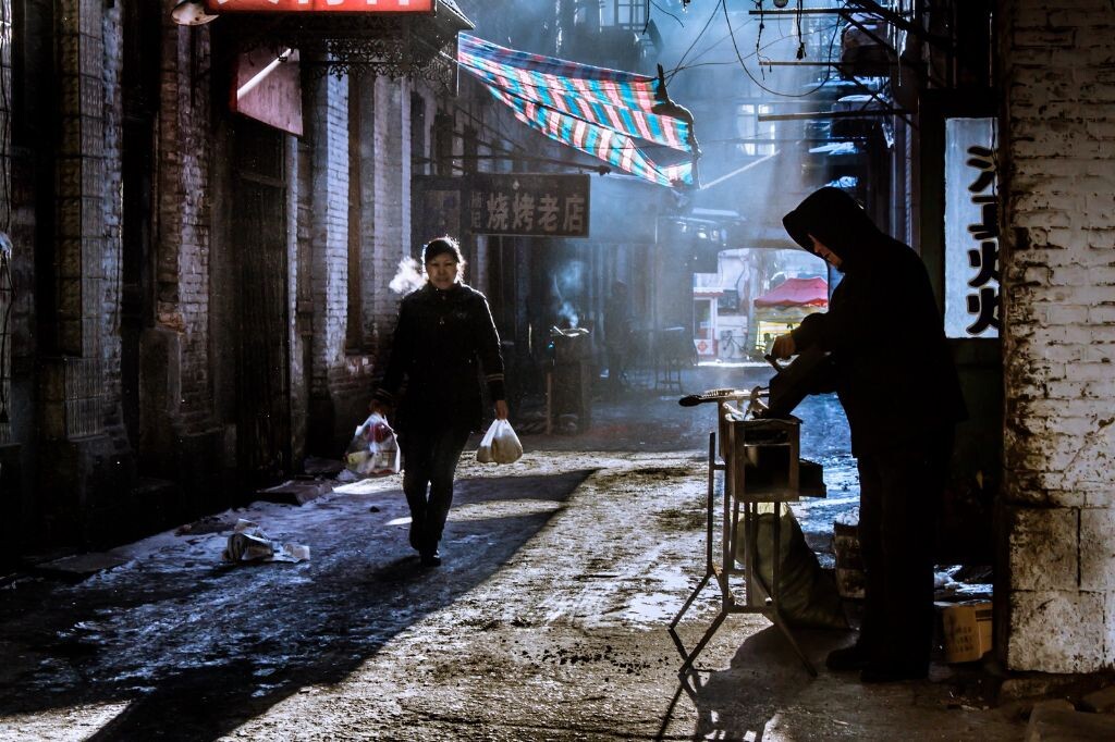 哈尔滨的老街道感觉不多了,很多新的建筑。有一些被改建成了观光景点,但是不好看。还是这种真正的老街道有意思