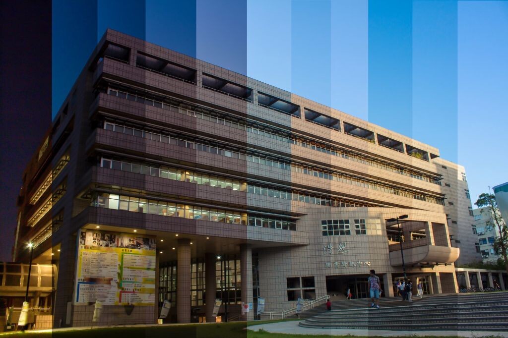 【7.浩然的一百四十日】这是我所在的交通大学的图书馆。拍了一张和沙河同样想法的,不过用的照片更多,算是给我留下一个记忆吧。这次交换一共一百四十日左右。在交大很忙碌,每天除了睡觉上课吃饭洗澡其他时间都在图书馆过。当然也不全是学校,也可以写一下best-10什么的,反正有wifi。最好的一件事,就是不用担心找不到位置。经常我八点到的时候,整层楼都是空位,每天轻轻松松的,在图书馆读书上网,也感觉很不错。不能说很悠闲,但是很适合我。以此纪念我在台湾的三个月。