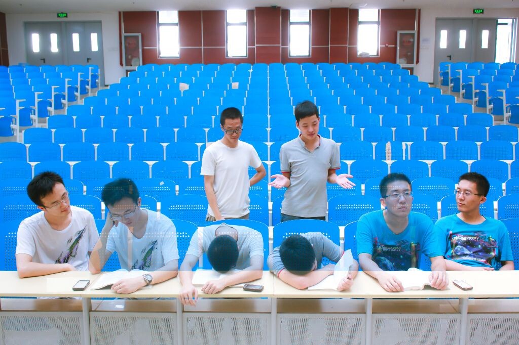 【9.一号楼南509】搬离沙河了。这个宿舍也不存在了。感谢长期容忍我威胁要扔席子的室友们(虽然我没扔过),特别喜欢四个人坐到一排的感觉,数分老师一定把我们记得牢牢的。。。虽然我上课就像图中那样经常就那样倒下了。。。。不过还是很感谢数学系的教育,到了台湾真的感觉很有用。还要补好多东西啊~~ 王涛、颖超、贵和 特别感谢三位室友。