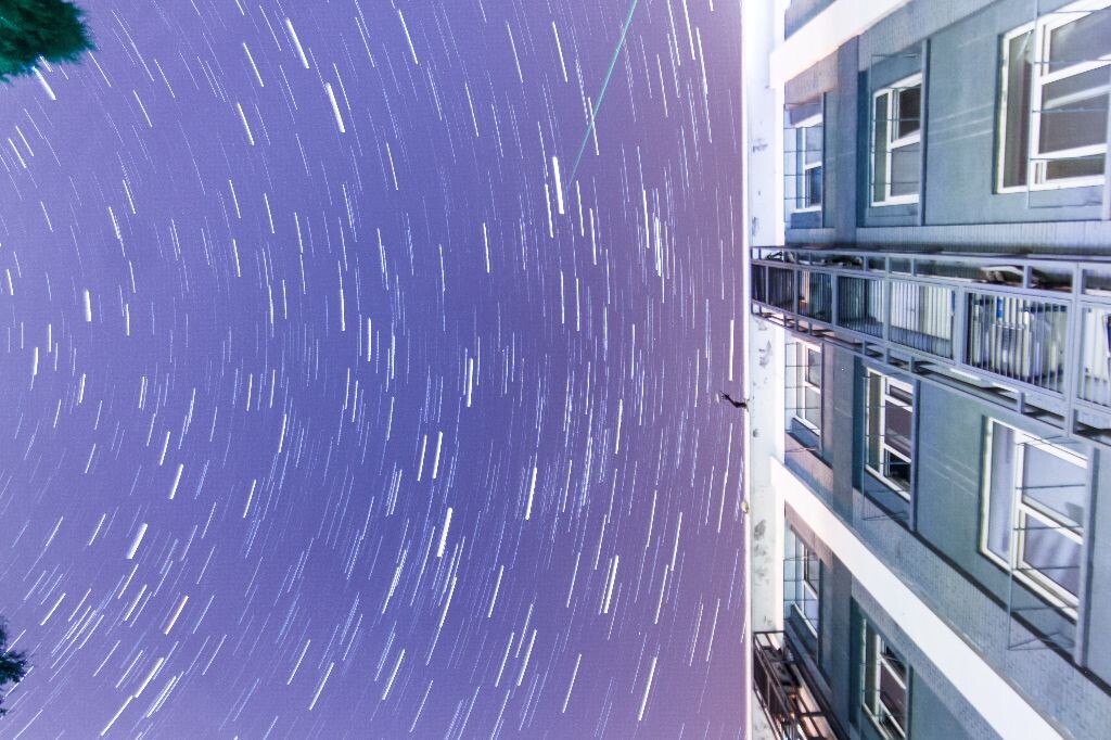 感觉好久都没拍成过星轨，每次出去都是阴天，那就在学校里面好了，昨天看着天气不错，干脆的就在宿舍门口来了一张
