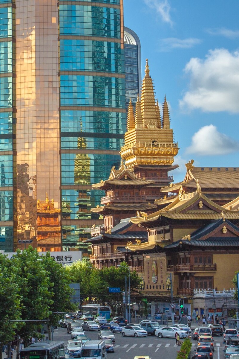 这是上海的静安寺。能够在如此繁荣的国际都市中保留的这一座寺庙，或者也是都市人喧嚣生活中的一块心灵净土吧。 