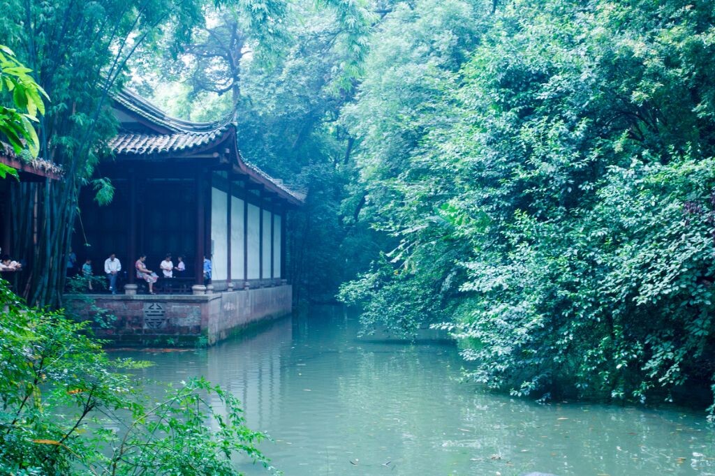 暑假的时候还有一个地方,不能算是摄影的旅程,而是一次度假。那就是成都。<br />
记得不知道哪个时候看到过,说成都是一个适合白羊座的地方。说起来,我还真的很喜欢这座城市,节奏慢,吃的好。<br />
虽然说一个广东人,面对麻辣火锅的时候辣成狗,但是平时都还好。感觉在这个地方,不吃辣是不行的。<br />
真的是到了成都才突然发现,有很多成都的同学和朋友。感谢他们的接待。<br />
其实,那趟旅程本来是想从长沙开始的,不过大猫要看妹纸去….所以干脆就从成都开始然后他就可以方便回家了。<br />
在成都的几天里,很难得的碰到了好几个晴天。成都的晴天,当然少不了到公园喝茶打牌。于是,三天中的两个下午,我都花在了公园中睡午觉和喝茶,如此安逸以至于我真的是什么别的都不想做了。<br />
或许这是一个我还会再来的地方吧,毕竟还有九寨沟什么的呢。成都萌妹纸真是多啊-。-娶个川妹纸好像也还蛮不错的哈-。-<br />
