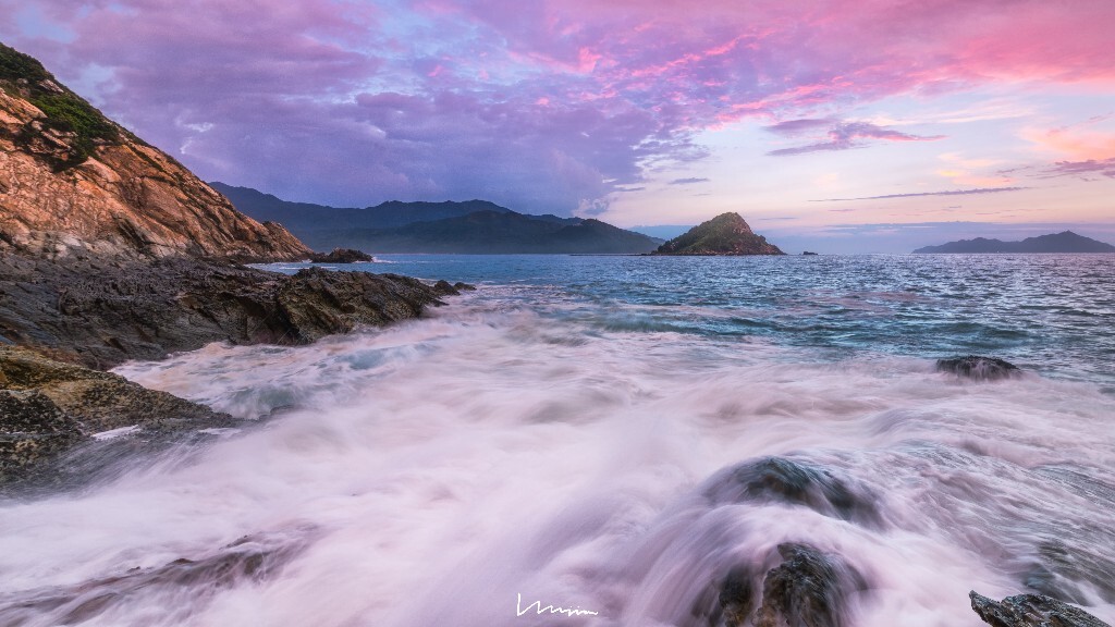 凌晨顶着大暴雨开车到西涌，四点雨停摸着湿滑的山路一步一步下到黑岩角，四周还是一片漆黑，巨大的风浪让我感受到大自然的力量以及内心的恐惧，幸运的是，东边的乌云逐渐消散，给日出留了一个窗口，也有了漫天的朝霞。