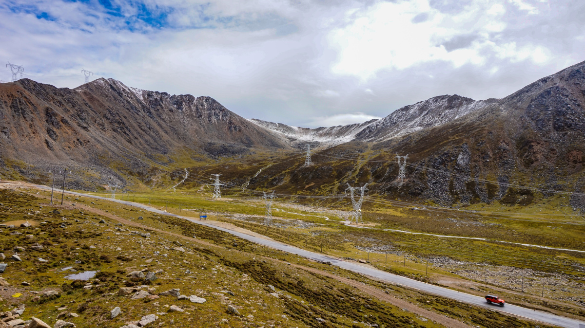 东达山垭口夏季草坪青绿,牦牛成群,风光极为美丽