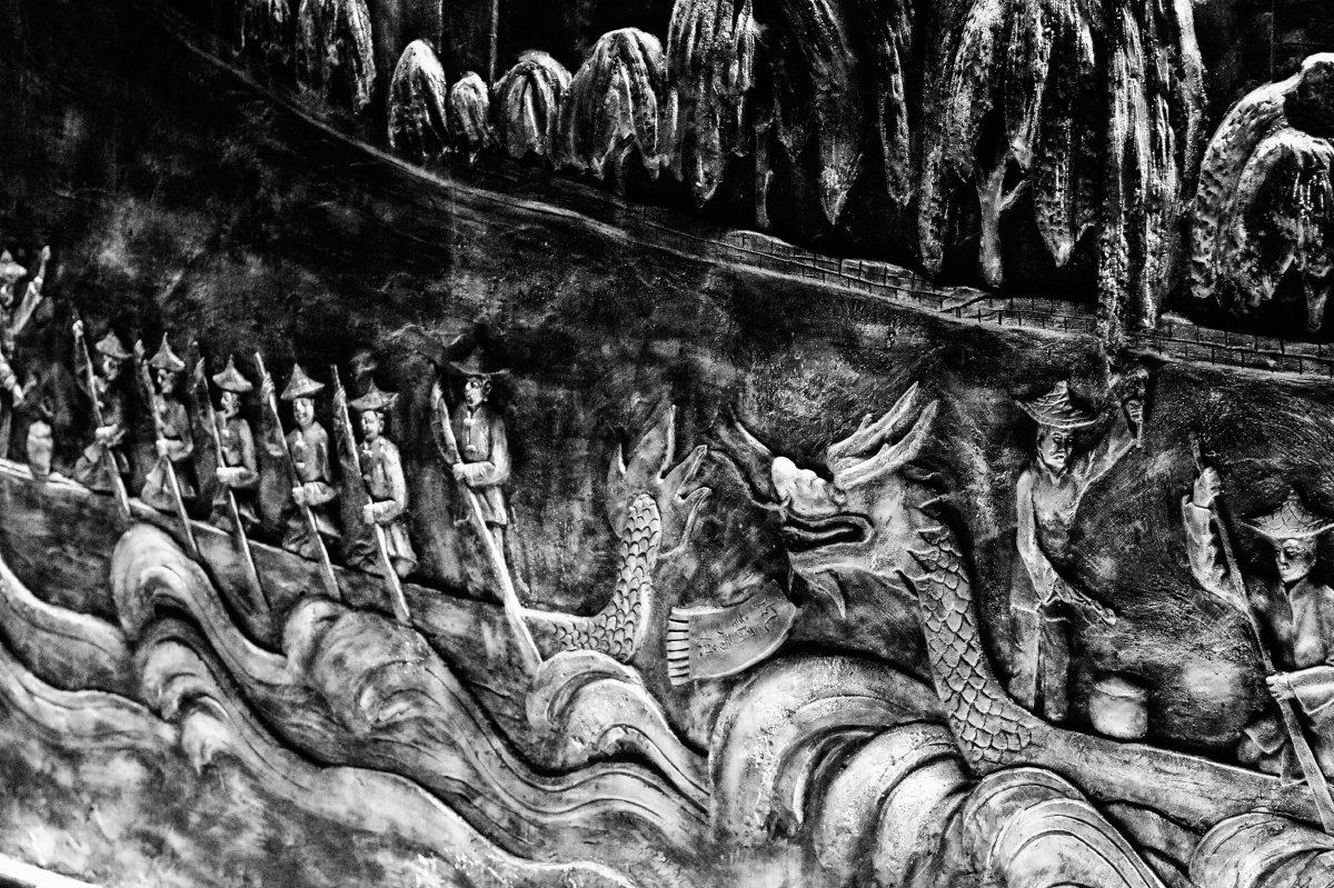 镇远近水,浮雕画中看到龙舟也不必意外了