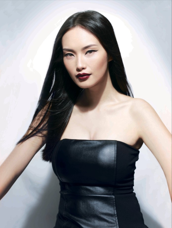 摄影之友杂志9月刊#【一盏灯找到你最美那一面】在影棚中拍摄模特的