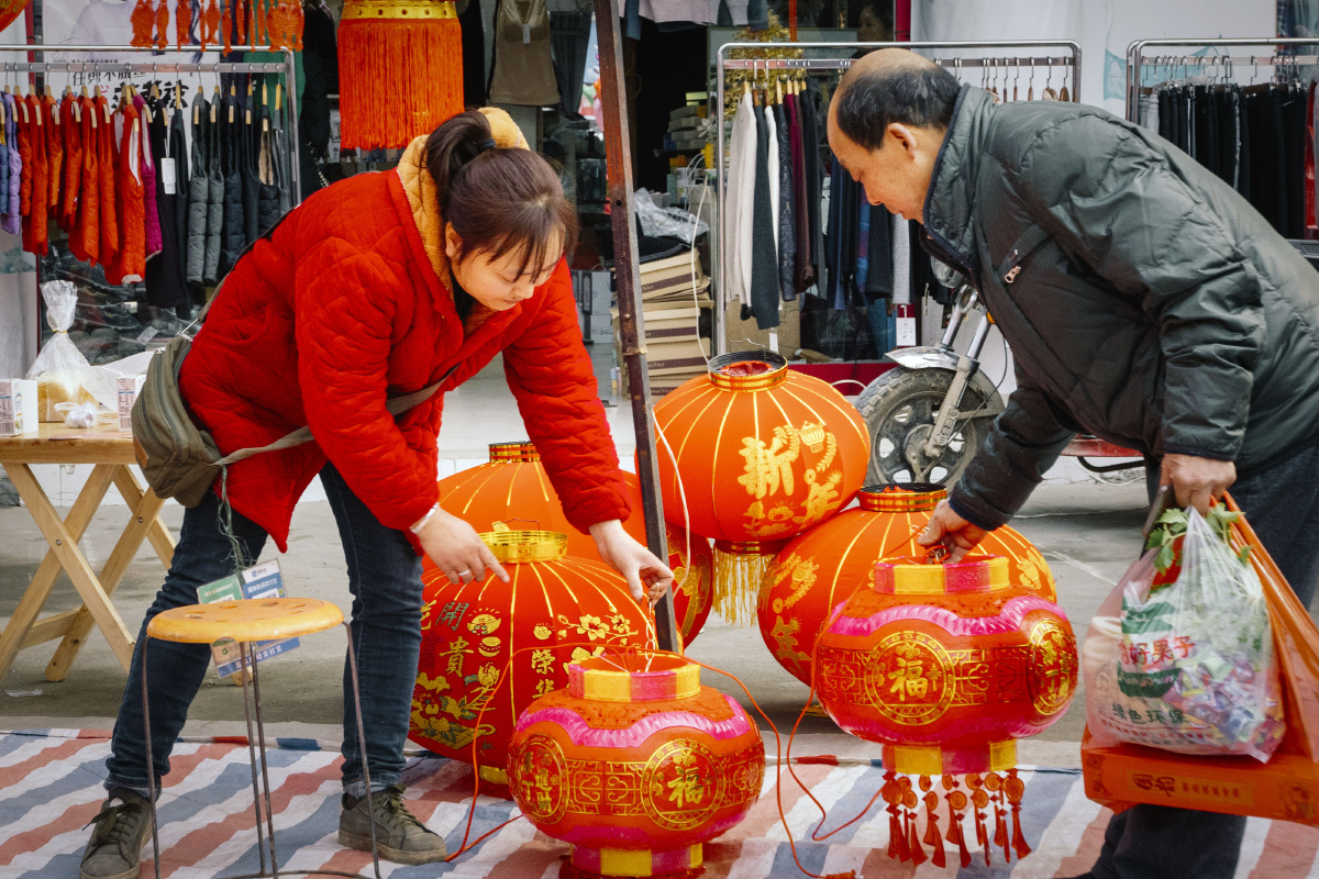 腊月二十七乡镇买灯笼