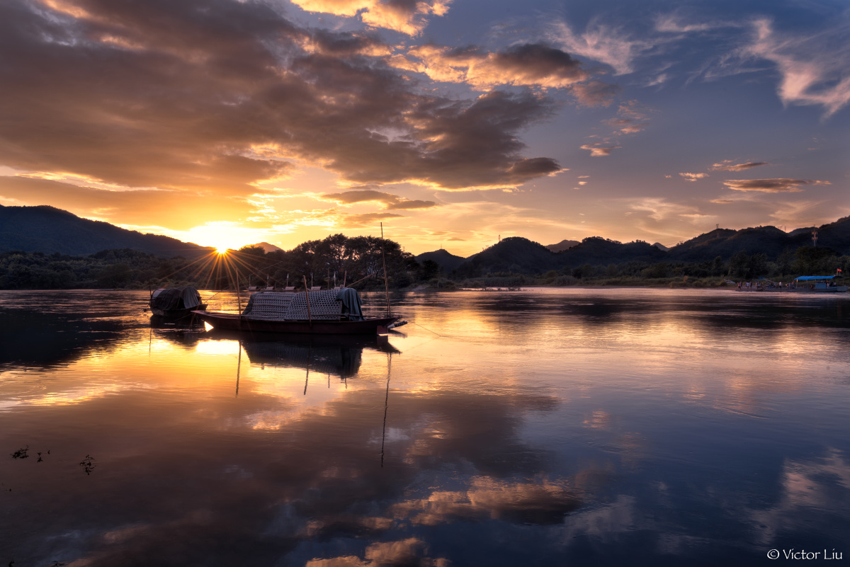 >  br /> 瓯江边小镇宁静的傍晚,小船悠悠地漂在江上