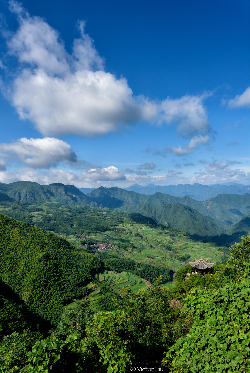 浙江省丽水市遂昌县南尖岩景区 br />  br /> 阳光照亮早上的梯田
