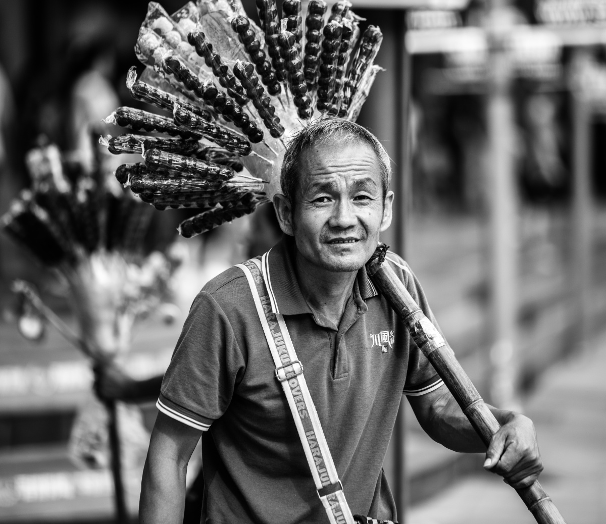 深圳东门步行道一位卖糖葫芦老人