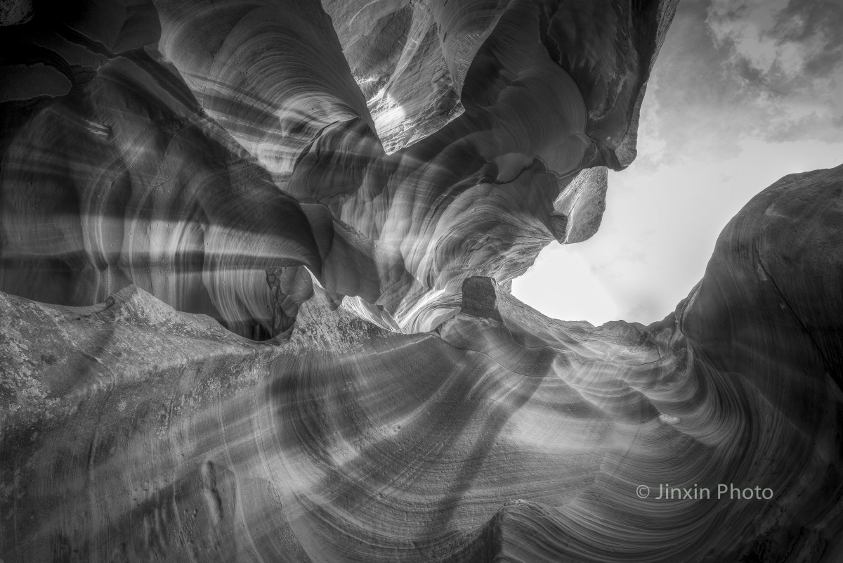 罅隙里的光影,罅隙外无垠空间.