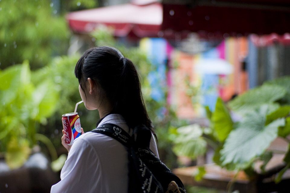 大家在躲雨，偷拍了一个。构图也许不对，但是可乐瓶的颜色是我中意的。