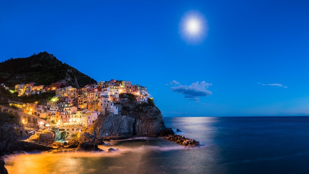 意大利五渔村之一的manarola，在月光的照射下，感受五彩斑斓的美丽渔村。