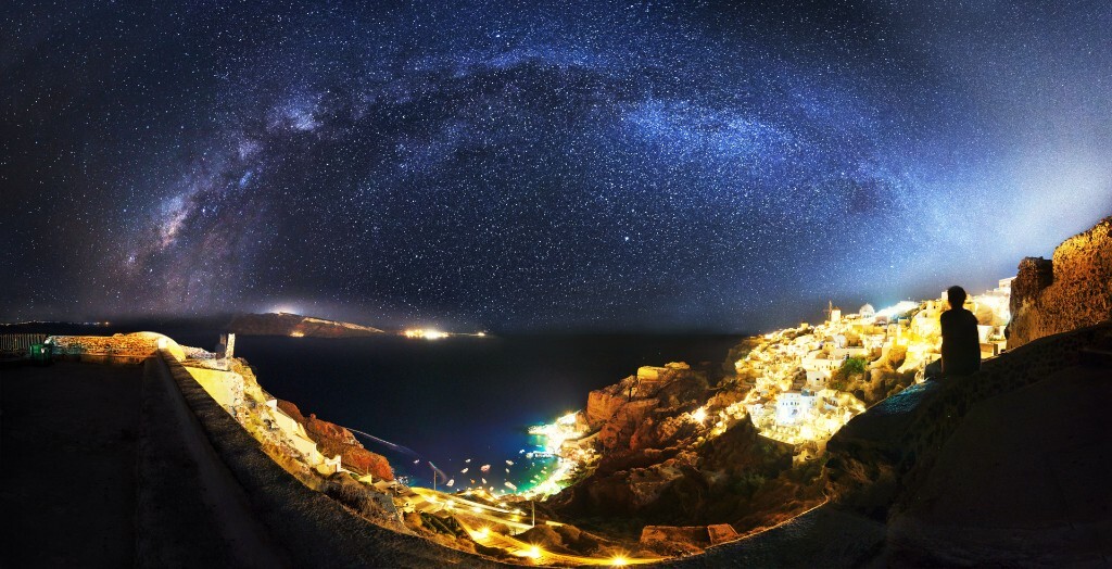 希腊圣托里尼，坐在城堡废墟上仰望星空与美丽的伊亚。