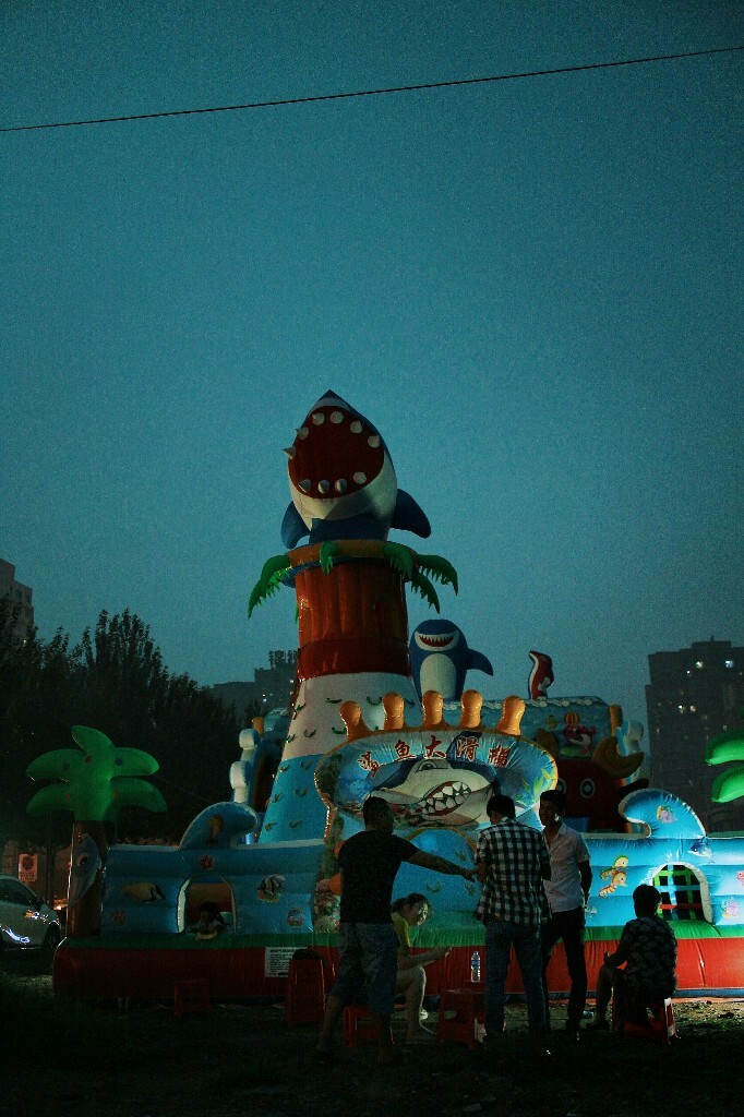 2016年7月末 夜晚沈北太湖国际小区附近广场的收费充气城堡
