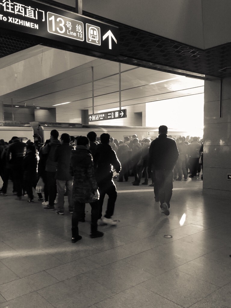隔三差五来访的雾霾，给熙熙攘攘的站台平添了不少感觉。匆匆忙忙的人们，总是让自己意识到——醒醒！醒醒！吸够了！开工了！