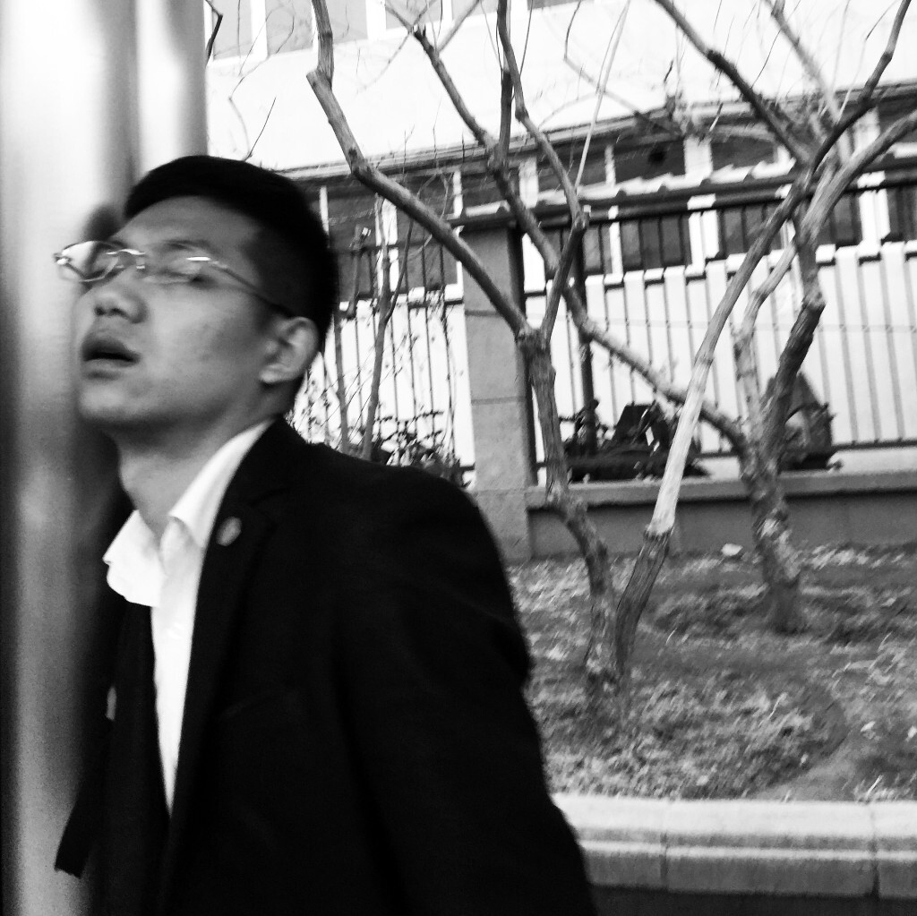 傍晚，安华桥西。忙了一天，实在太累了。可还得等公交。这哥们靠着广告牌站着睡着了……